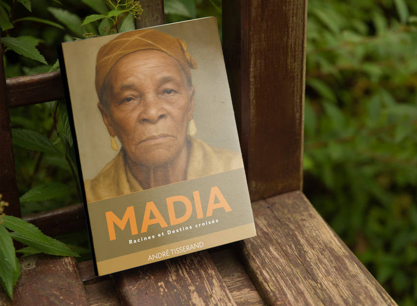 une-madia-mokup—2 une-madia-mokup—2